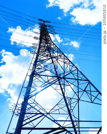青空に映える送電鉄塔 105805810
