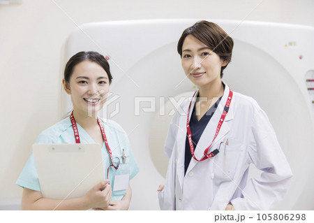 CTの前に立つ放射線技師と看護師　医者 105806298
