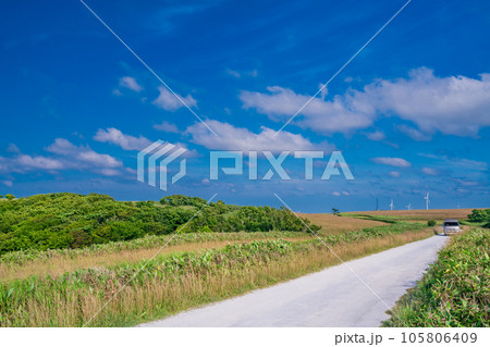 （北海道稚内）夏の青い空　白い道 105806409