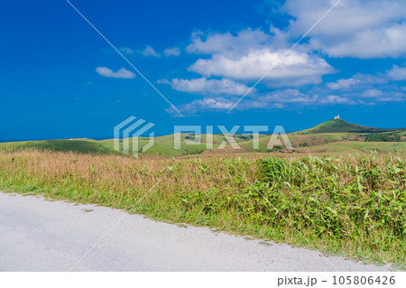 （北海道稚内）夏の青い空　白い道 105806426