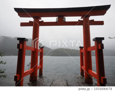 雨の箱根神社 雨の箱根神社 105806678
