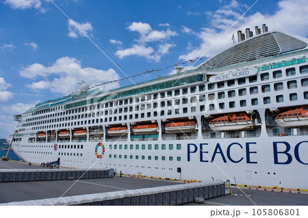 境夢みなとターミナルに停泊する　豪華客船パシフィックワールド 105806801