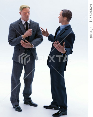 説明するビジネスマン 105806824