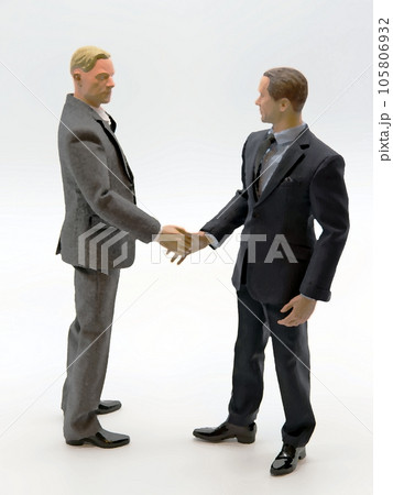 握手するビジネスマン 握手するビジネスマン 105806932