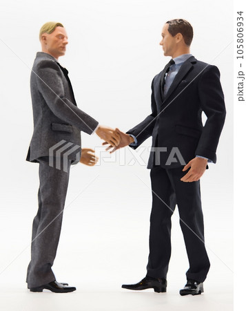 握手するビジネスマン 105806934