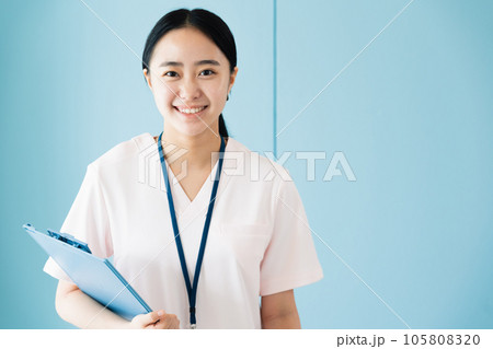 医療従事者の若い女性 医療従事者の若い女性 105808320