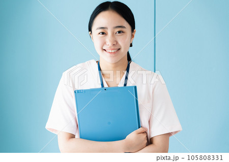 医療従事者の若い女性 105808331