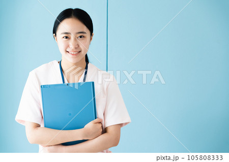 医療従事者の若い女性 105808333
