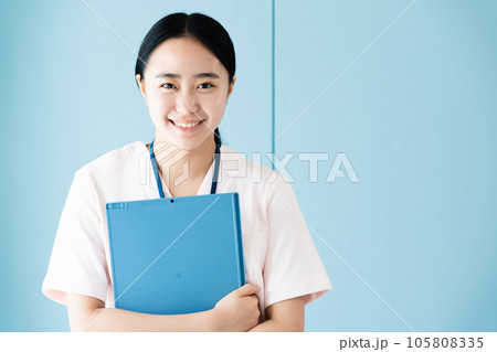 医療従事者の若い女性 医療従事者の若い女性 105808335