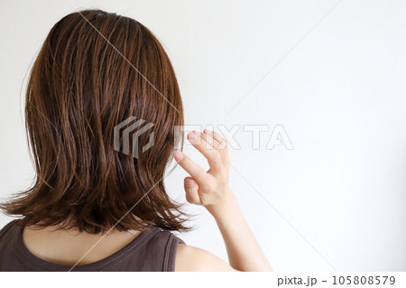 女性の後ろ姿 105808579