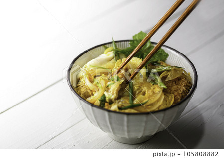 和食の定番!アツアツのかつ丼(カツ丼)お味噌汁と三つ葉を添えて 半熟卵(古板白背景) 和食の定番!アツアツのかつ丼(カツ丼)お味噌汁と三つ葉を添えて 半熟卵(古板白背景) 105808882
