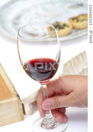Red wine 105809402