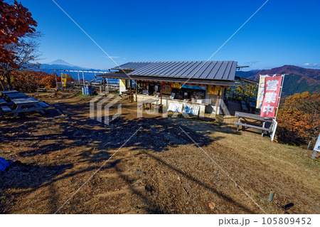 紅葉の陣馬山山頂の茶屋と富士山の眺め 105809452