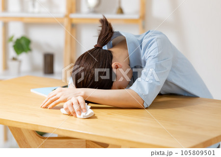 体調不良　シニア女性 105809501