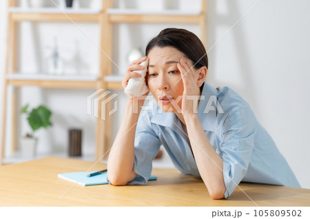 体調不良 シニア女性 体調不良 シニア女性 105809502