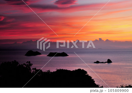 湯浅湾の夕日(右から毛無島・苅藻島)　【和歌山県湯浅町】 105809900