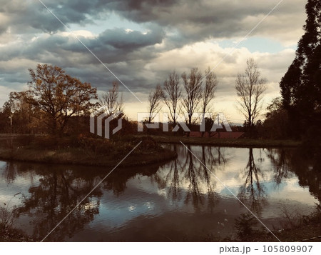 水面に映る夕焼け 105809907