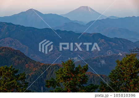 高尾山から見る夜明けの富士山 高尾山から見る夜明けの富士山 105810396