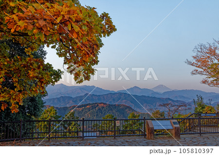 紅葉の高尾山山頂から見る夜明けの富士山 紅葉の高尾山山頂から見る夜明けの富士山 105810397
