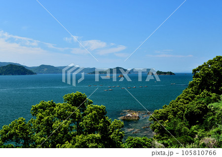 栖原の海に浮かぶ島々(毛無島の後方に鷹島、右に苅藻島) 【和歌山県湯浅町】 栖原の海に浮かぶ島々(毛無島の後方に鷹島、右に苅藻島) 【和歌山県湯浅町】 105810766