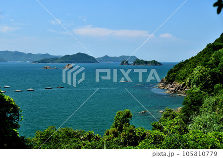 栖原の海に浮かぶ島々(毛無島の後方に鷹島、右に苅藻島) 【和歌山県湯浅町】 栖原の海に浮かぶ島々(毛無島の後方に鷹島、右に苅藻島) 【和歌山県湯浅町】 105810779