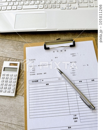 ビジネスイメージ　見積書　営業　ペーパーワーク　縦位置 105811266