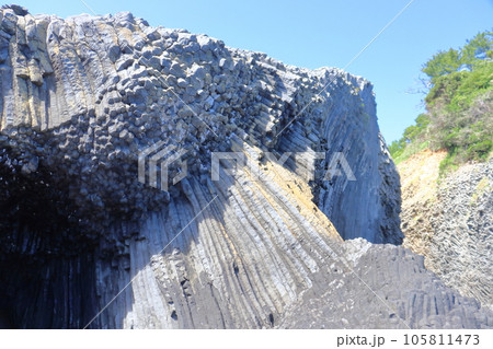 波涛の侵食作用でできた柱状節理（佐賀県 唐津市 七ツ釜） 105811473