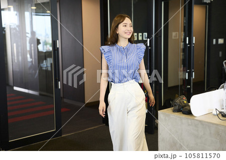 オフィスに出社するオシャレな女性 オフィスに出社するオシャレな女性 105811570