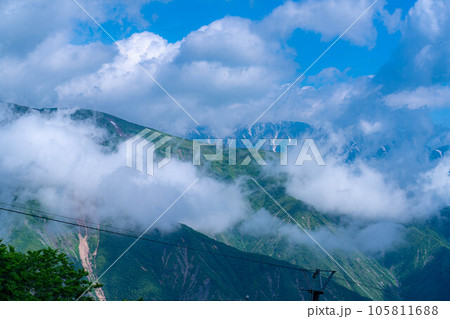 【山岳素材】小遠見山から見る雲海と白馬三山【長野県】 105811688