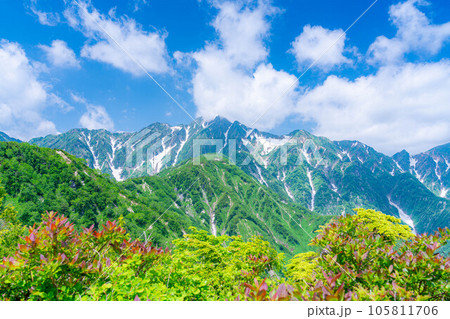 【山岳素材】小遠見山から見る雲海と白馬三山【長野県】 105811706