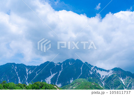 【山岳素材】小遠見山から見る雲海と白馬三山【長野県】 【山岳素材】小遠見山から見る雲海と白馬三山【長野県】 105811737