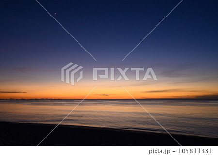 夕焼けと空と海 夕焼けと空と海 105811831
