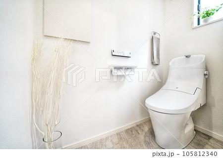 明るい清潔感ある新築住宅のトイレ 105812340