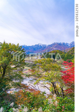 【秋素材】秋の白馬村の風景【長野県】 105812530