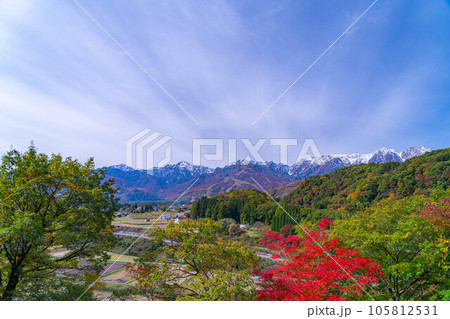 【秋素材】秋の白馬村の風景【長野県】 105812531