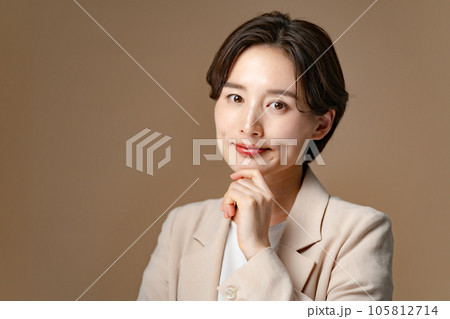 ビジネス　女性 105812714