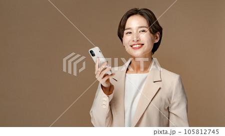 女性　スマートフォン　検索 105812745