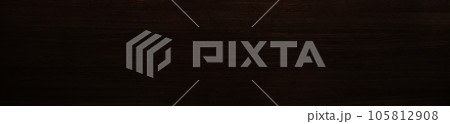 木目のある横長の黒茶色の板材の背景画像2 木目のある横長の黒茶色の板材の背景画像2 105812908