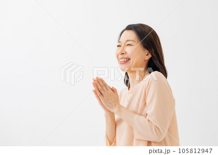 シニア　女性　笑う　楽しい 105812947