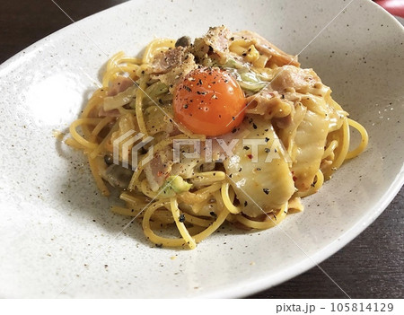 卵黄が乗ったキムチパスタ 105814129