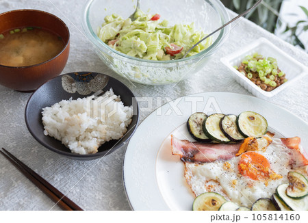 野菜中心の朝食　ヘルシーメニュー 105814160