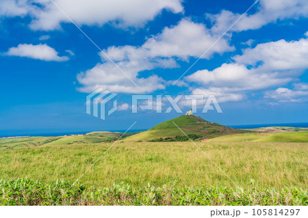 （北海道稚内）夏の青い空  氷河期が生んだ美しい大地 105814297