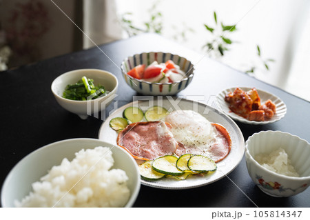 野菜中心の朝食 ヘルシーメニュー 野菜中心の朝食 ヘルシーメニュー 105814347