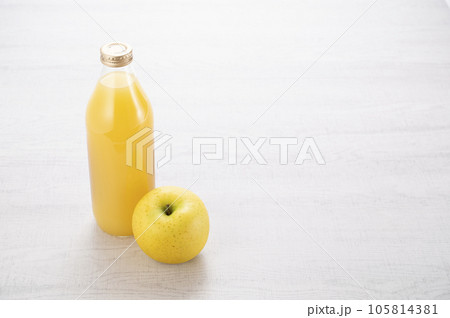 黄色いリンゴとリンゴジュース 105814381