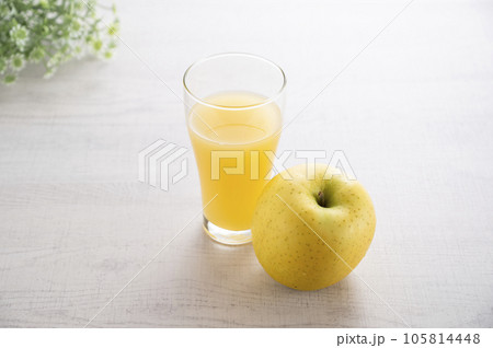 黄色いリンゴとリンゴジュース 黄色いリンゴとリンゴジュース 105814448