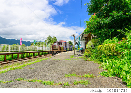 トロッコ列車と中松駅　構内風景「南阿蘇鉄道　全線開通・運航再開」 105814735
