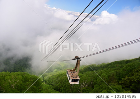 雲湧く中を上ってくるゴンドラ 雲湧く中を上ってくるゴンドラ 105814998