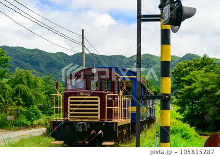 阿蘇の山並みを背景にトロッコ列車風景 「南阿蘇鉄道 全線開通・運航再開」 阿蘇の山並みを背景にトロッコ列車風景 「南阿蘇鉄道 全線開通・運航再開」 105815287