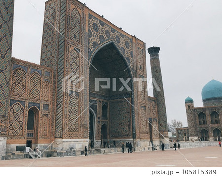 【ウズベキスタン】世界遺産サマルカンドの名所 レギスタン広場の景色（サマルカンド） 105815389