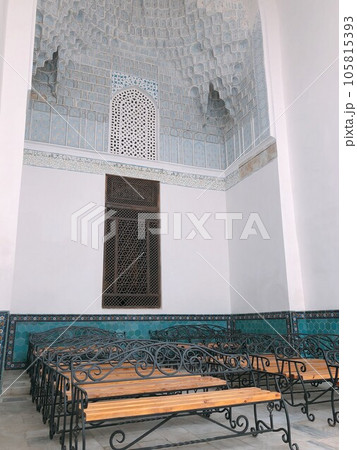 【ウズベキスタン】アミール・ティムール(グル・アミール)廟内に置かれた木のベンチ(サマルカンド) 【ウズベキスタン】アミール・ティムール(グル・アミール)廟内に置かれた木のベンチ(サマルカンド) 105815393